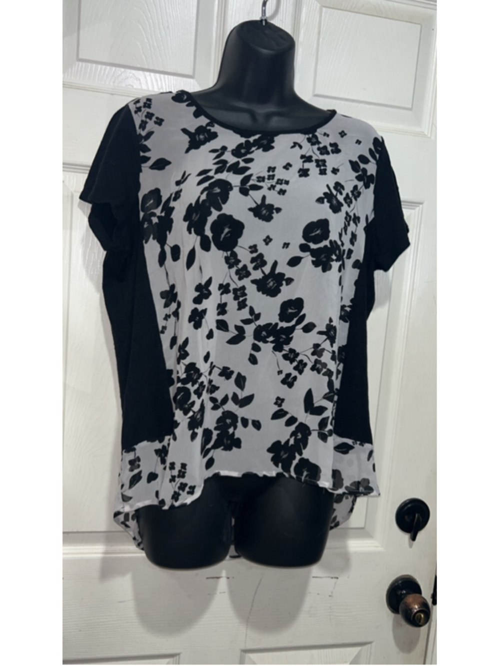 Women's Two by Vince Camuto Short Sleeve Tee L White Black Floral